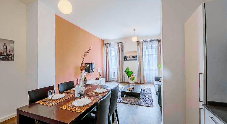 Serviced apartment with patio, hot tub & yard | Near Dancing House — photo 3
