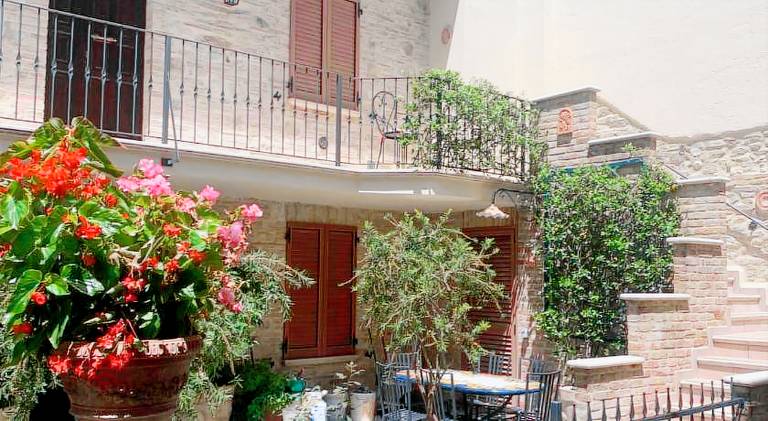 Lovely vacation home with terrace, jacuzzi & yard | Pets allowed — photo 3