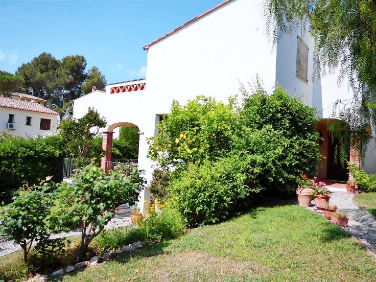 Nice house with pool, BBQ & yard | Pets are welcome — photo 3