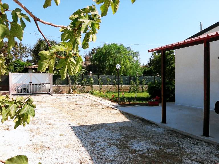House with barbecue & garden — photo 5