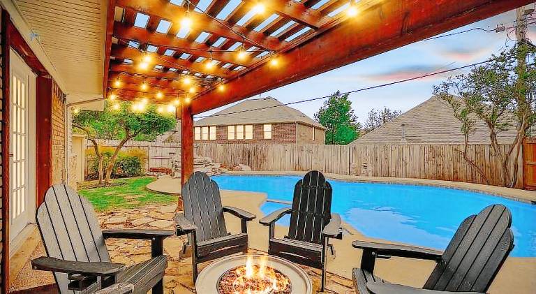 Vacation home with pool in Irving, TX