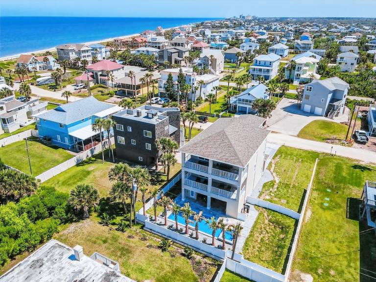 Child-friendly wonderful vacation home with fast internet & barbeque | Water view | Next to the beach | Dogs allowed in Palm Coast, FL