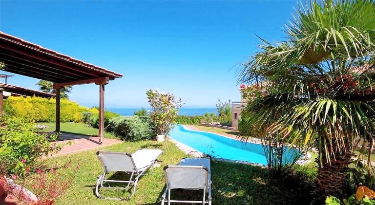Beautiful villa with garden, barbeque & pool | Pets allowed in Sithonia