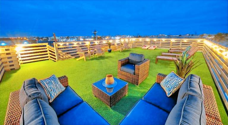 Vacation home with grill & pool — photo 4