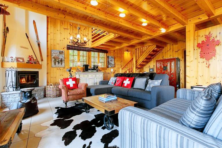 Chalet with sauna, patio & hot tub in Martigny