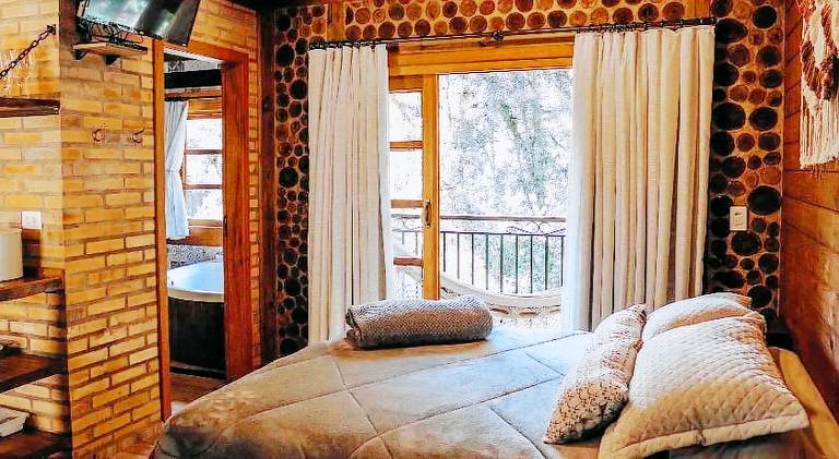 Lodge with hot tub & yard — photo 2