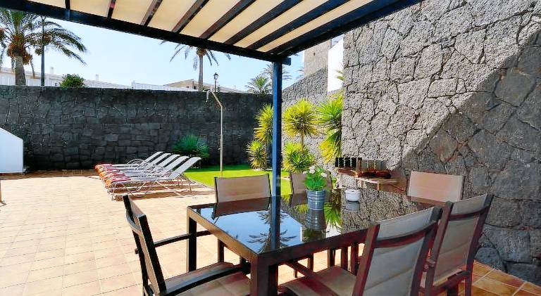 Villa with pool — photo 4
