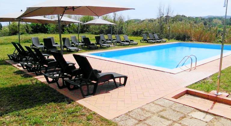 Holiday apartment with yard & pool — photo 4