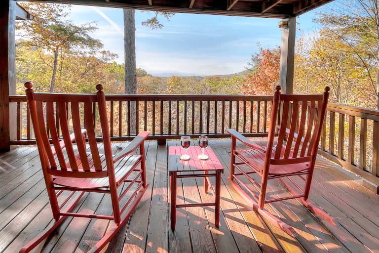 Appalachian View charms with pet-friendly vibes, big mountain views, a hot tub, pool table, firepit, and WiFi connection in Blue Ridge, GA