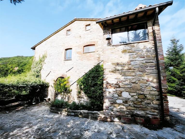 Farm with pool & yard in Assisi