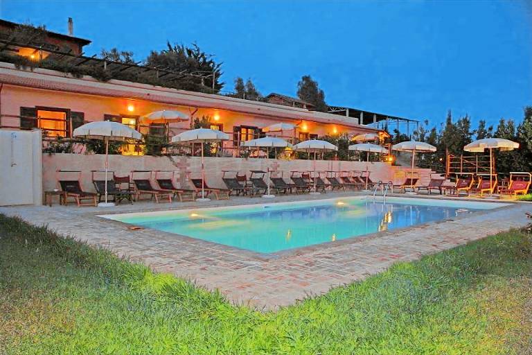 Farm with terrace, yard & pool | Nature view — photo 4