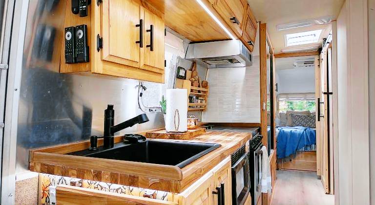 Cozy Lakefront Airstream - Private Deck and Firepit - Sleeps 6 — photo 4