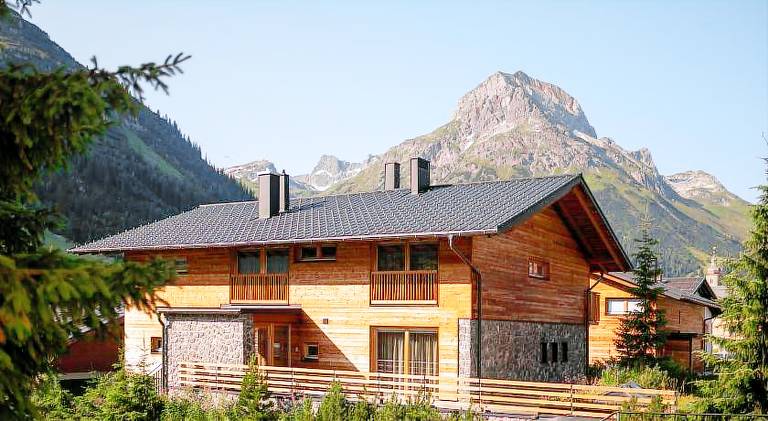 Chalet with jacuzzi in Lech am Arlberg