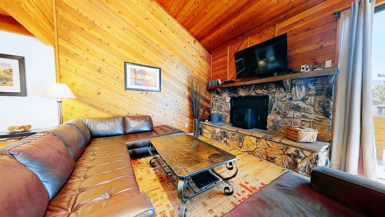 Fully equipped beautiful condo with heated pool, sauna & hot tub | Dogs allowed — photo 2