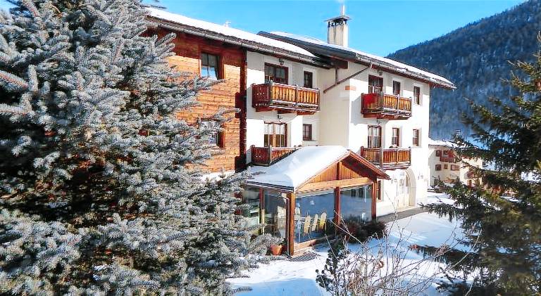 Rental apartment with barbeque, terrace & yard in Livigno
