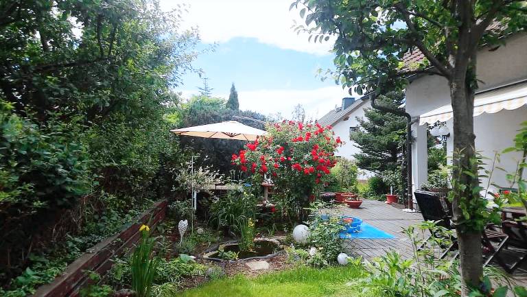 Apartment with barbecue & yard — photo 4
