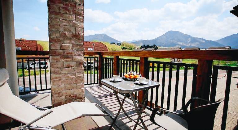 Serviced apartment with yard, hot tub & barbeque — photo 3