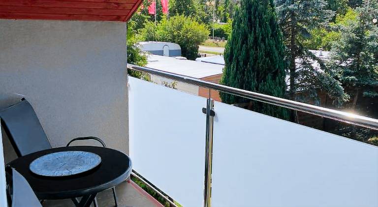 Rental apartment with yard, BBQ & patio — photo 3