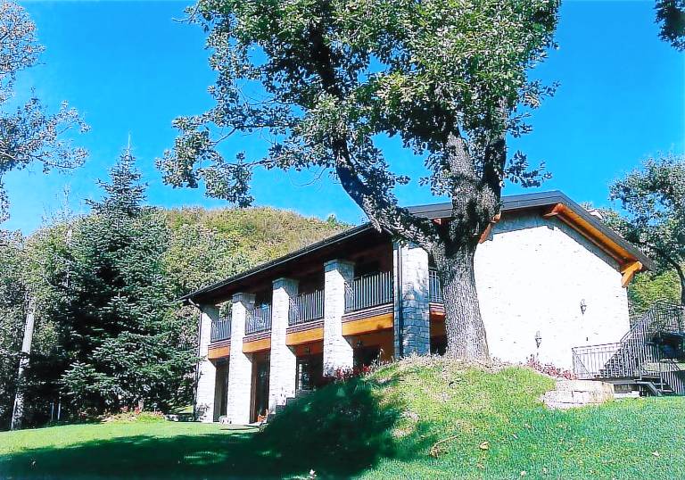 La Fiocchina - magic place (studios & apartments inside the middle of Garda Lake between sky & water): Monolocale BLUE acqua (2 PAX - piano terra con patio colazione lato giardino/lago) add room (family 4 PAX con servizi in comune) — photo 3