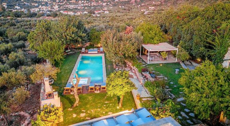 Villa with garden, pool & patio — photo 4