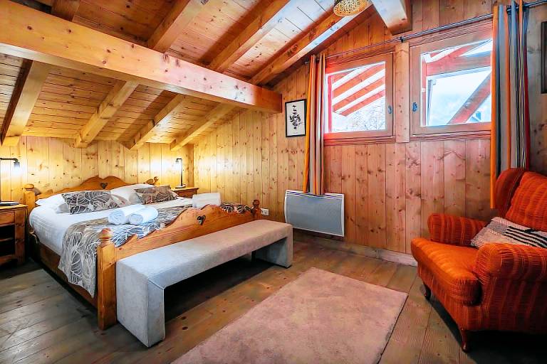 Spacious village chalet for 12 with hot tub - OVO Network — photo 4