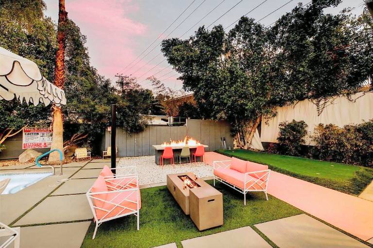 2 Rooms, Sleeps 8 Retro Hotel w/ Pool Wesley King Studio Buyout by Avantstay — photo 4