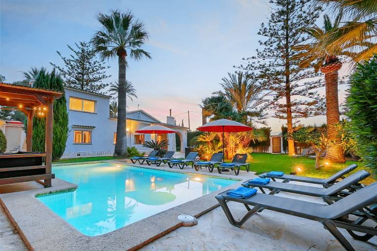 House with pool, yard & barbeque — photo 2