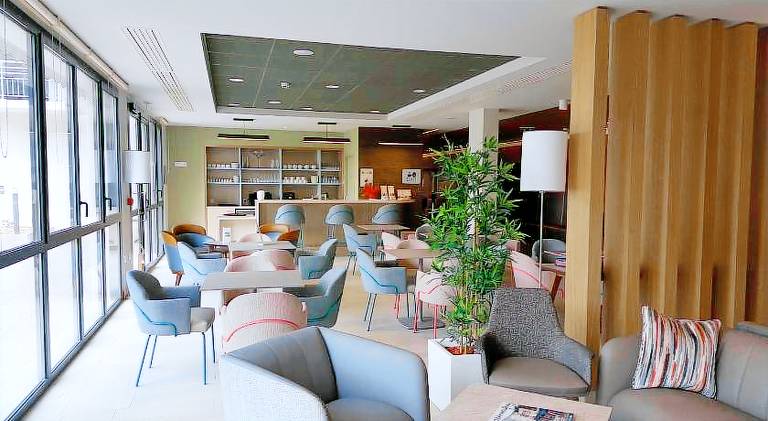 Serviced apartment with terrace, yard & pool — photo 3