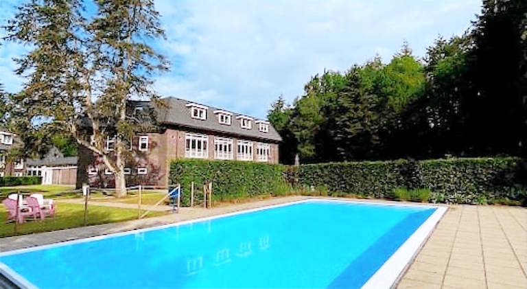 Vacation home with pool — photo 2