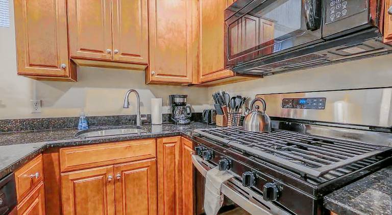 Simple 2 Bed 2 bath Close to Fenway — photo 4