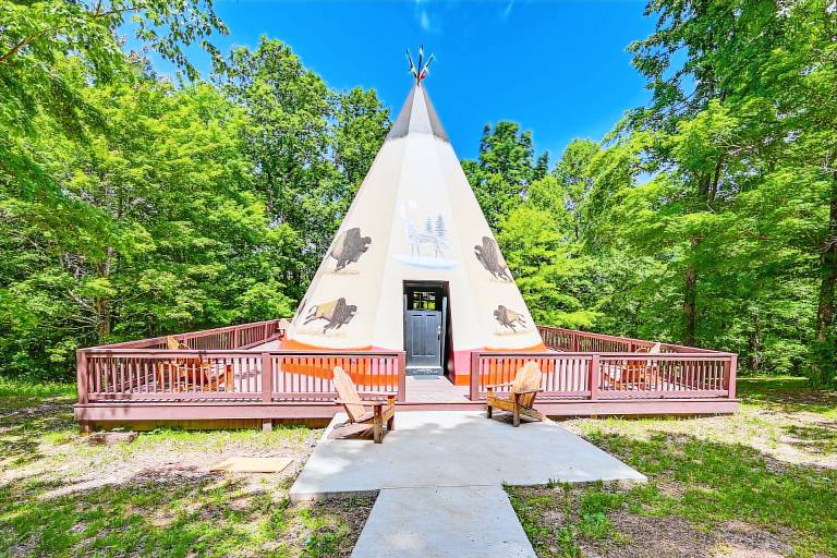 5 Mi to Mammoth Cave NP: Teepee Studio Escape in Kent, KY