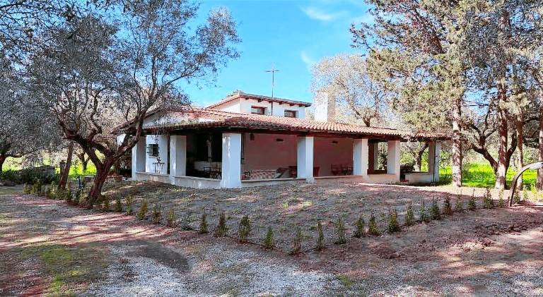 Villa with BBQ, patio & yard in Oristano