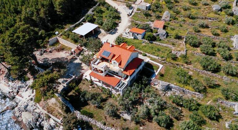 Rental apartment with terrace, barbecue & yard in Jelsa