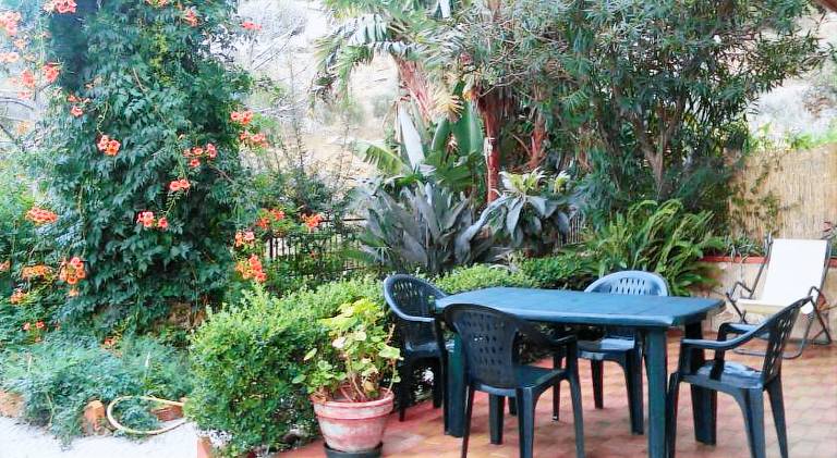 Stanza con bagno e cucina in comune in Villa Giardino Spiaggia — photo 4