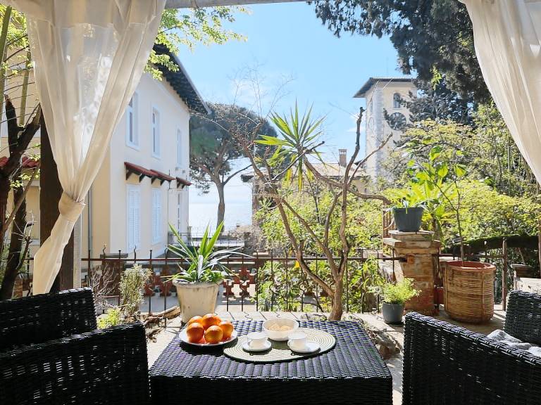 Rental apartment with yard & terrace in Opatija