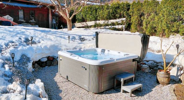 Rental apartment with pool, hot tub & patio — photo 3