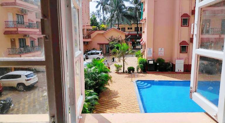 Serviced apartment with terrace, yard & pool — photo 3