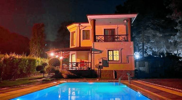 Villa with yard, terrace & private pool in Sapanca