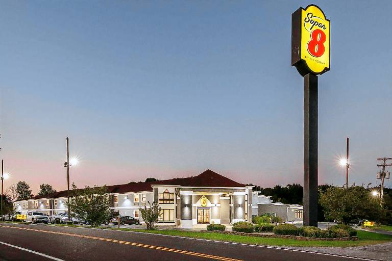 Super 8 By Wyndham Dickson in Dickson, TN