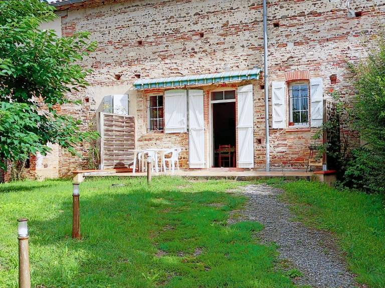 Gite with yard, patio & grill — photo 2