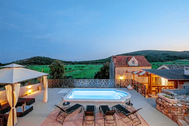 House with BBQ, patio & pool — photo 2