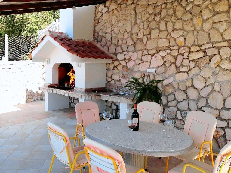 Apartment with yard, terrace & barbeque | Dogs allowed — photo 5