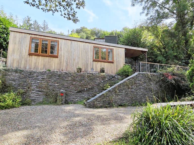 Cottage with garden — photo 2