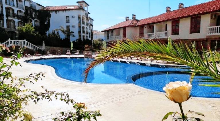Fully equipped apartment with patio & private pool | Beach nearby | Pet-friendly — photo 4