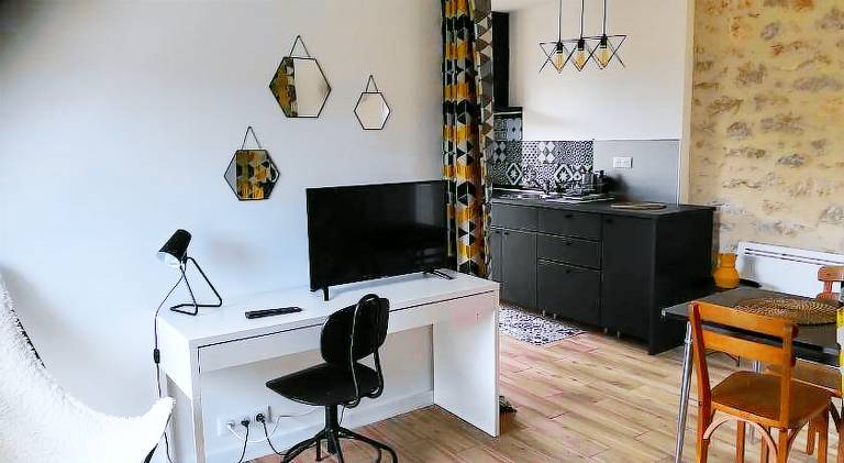 Wonderful rental apartment with patio, yard & pool | Pets allowed — photo 2