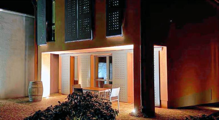 Holiday apartment with terrace, grill & yard — photo 3