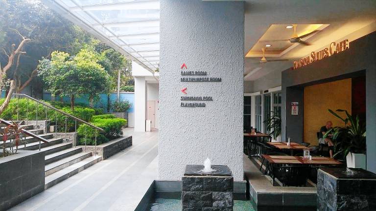 Rental apartment with jacuzzi & pool | Close to Petaling Street | Perfect for remote work | Pets allowed — photo 5