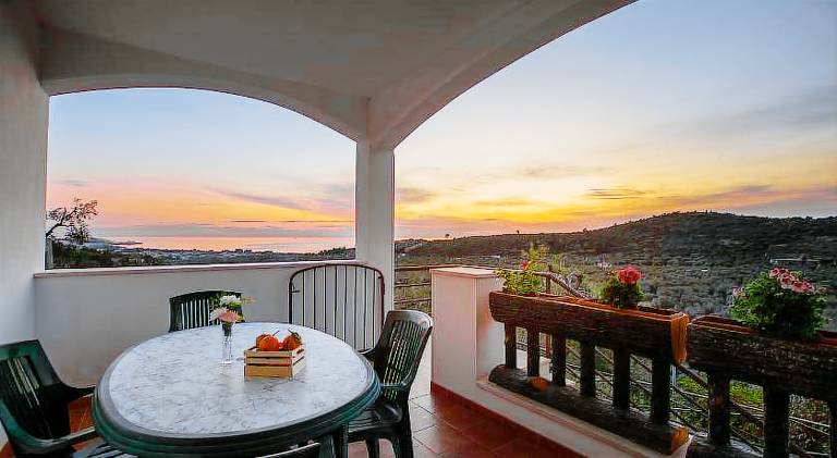 Holiday apartment with barbeque, terrace & yard — photo 5