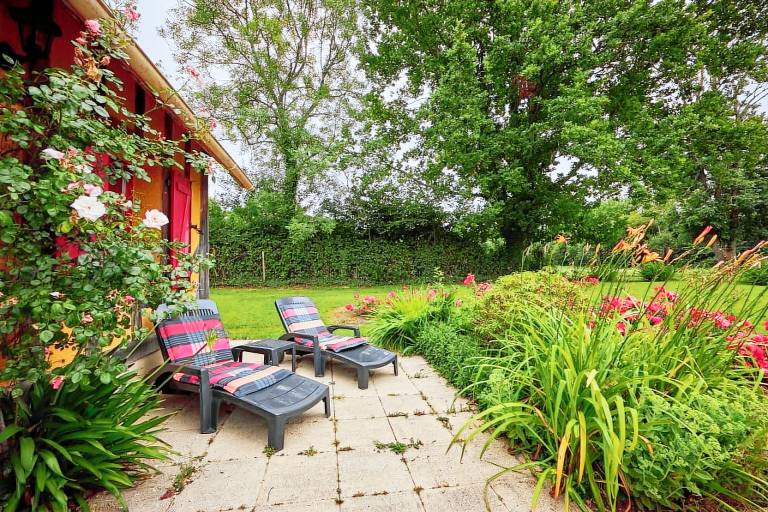 Beautiful vacation home with yard, terrace & barbeque | Garden view | Pets are welcome — photo 3