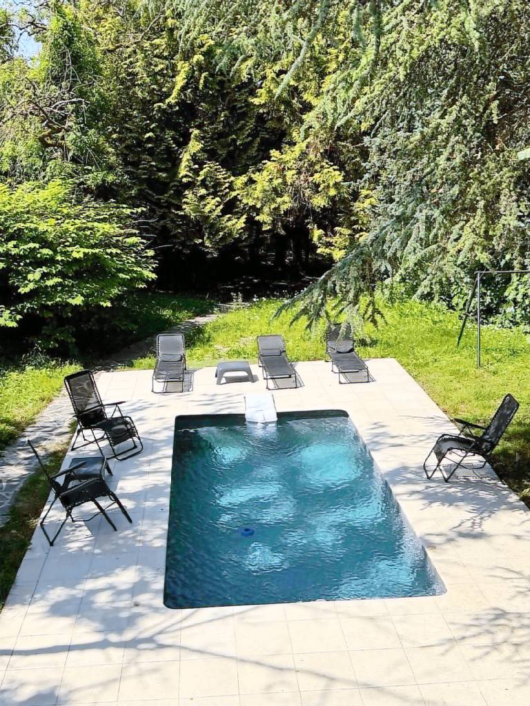 Vacation home with barbeque, pool & sauna in Meaux